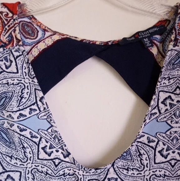 One Clothing mini shift dress with back cutout size medium EUC - Picture 2 of 7